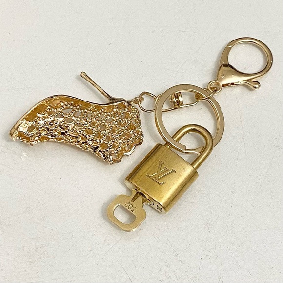 LOUIS VUITTON LOCK AND KEY ON GOLD TONE KEYCHAIN # 302 - Picture 1 of 8